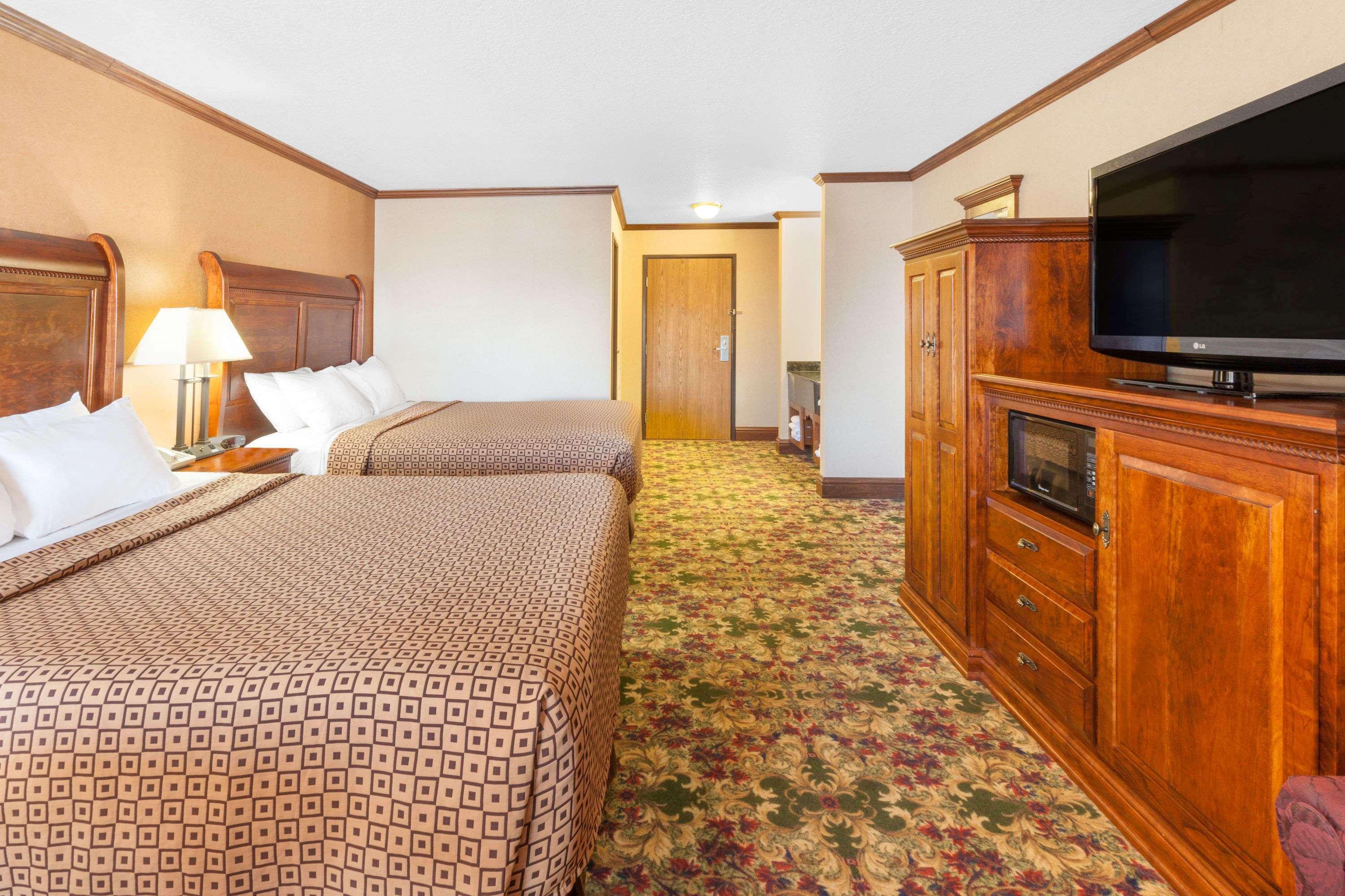 Ramada By Wyndham Mackinaw City Waterfront Exterior photo