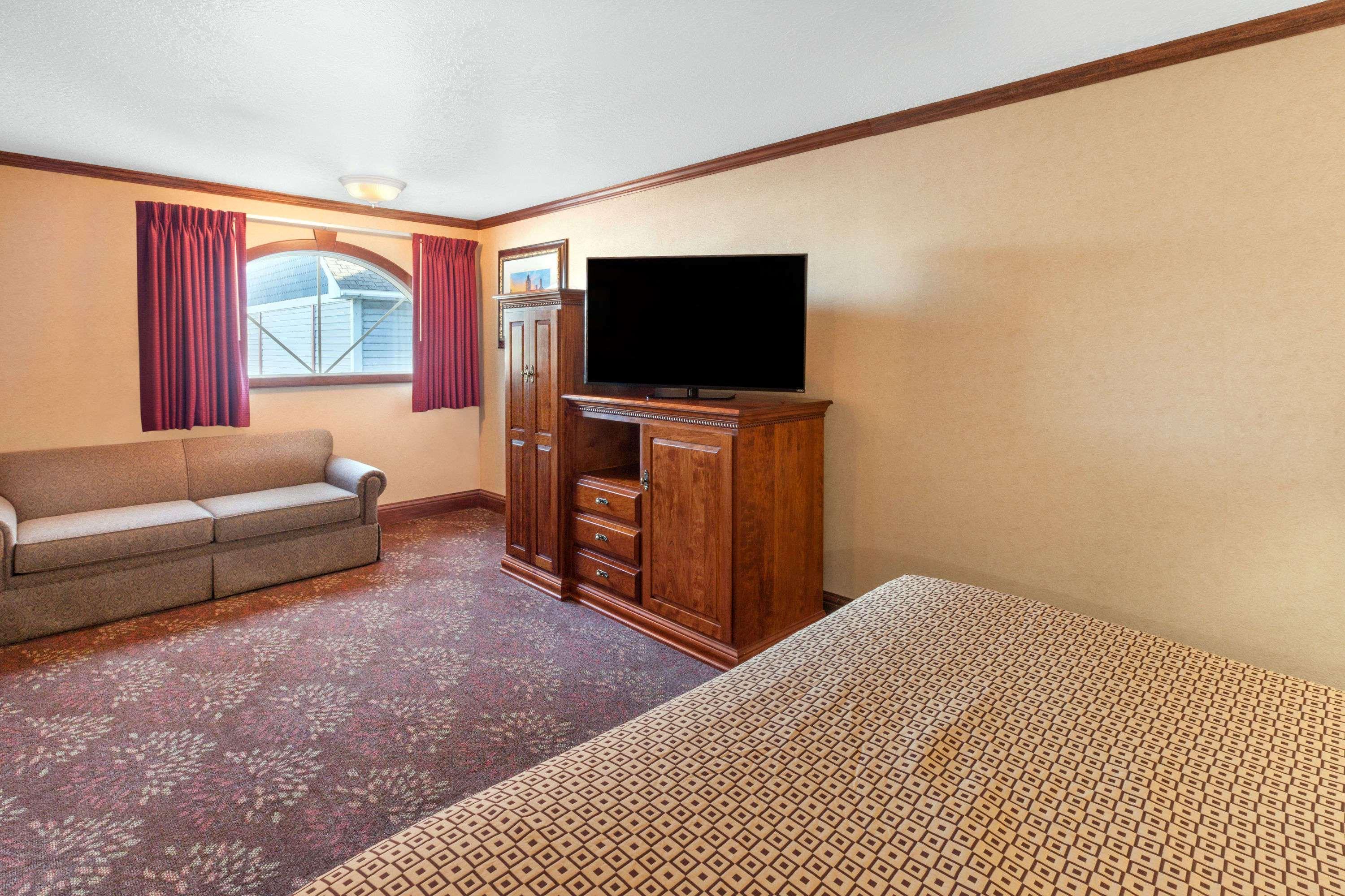 Ramada By Wyndham Mackinaw City Waterfront Exterior photo