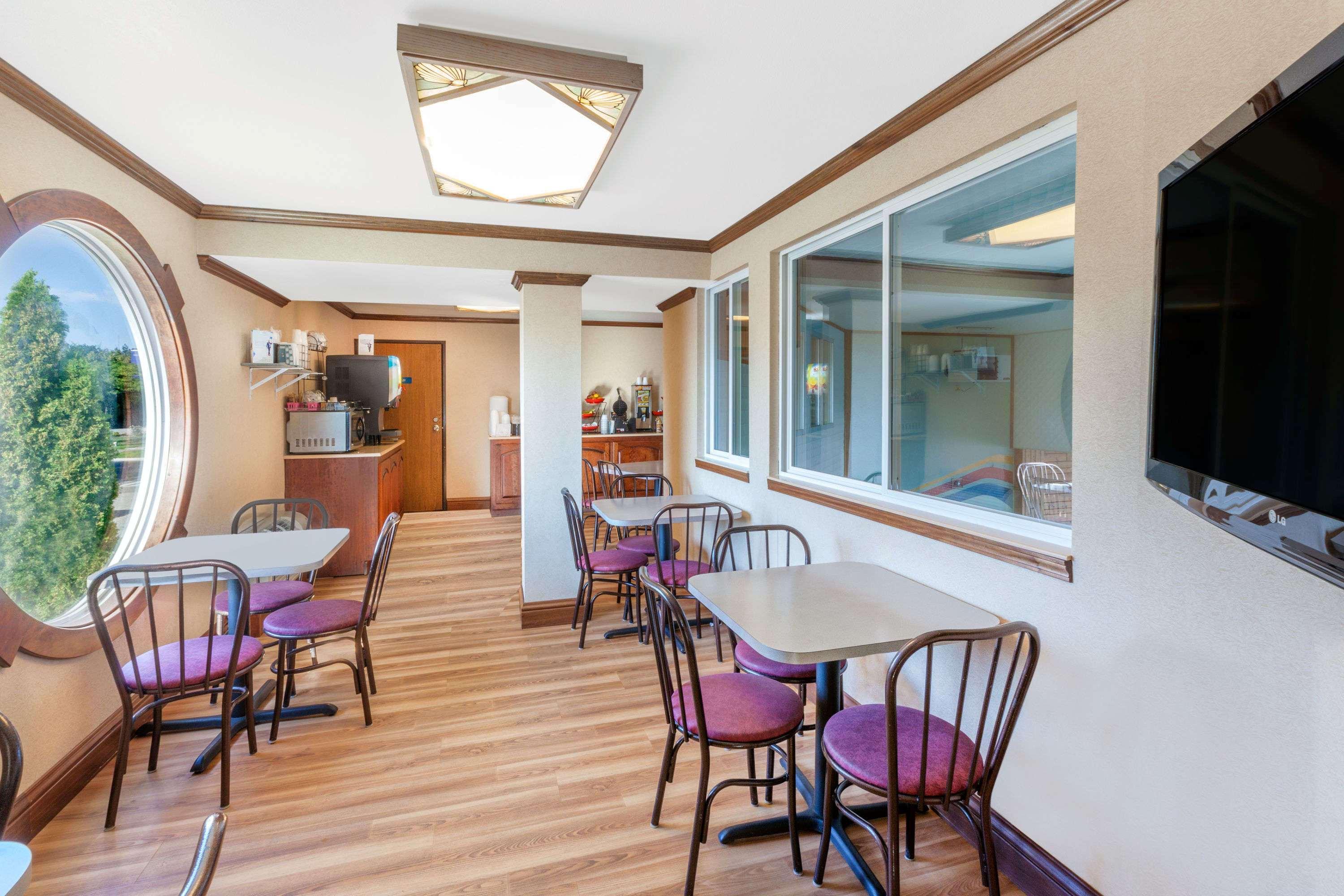 Ramada By Wyndham Mackinaw City Waterfront Exterior photo