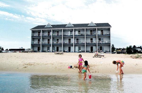 Ramada By Wyndham Mackinaw City Waterfront Exterior photo